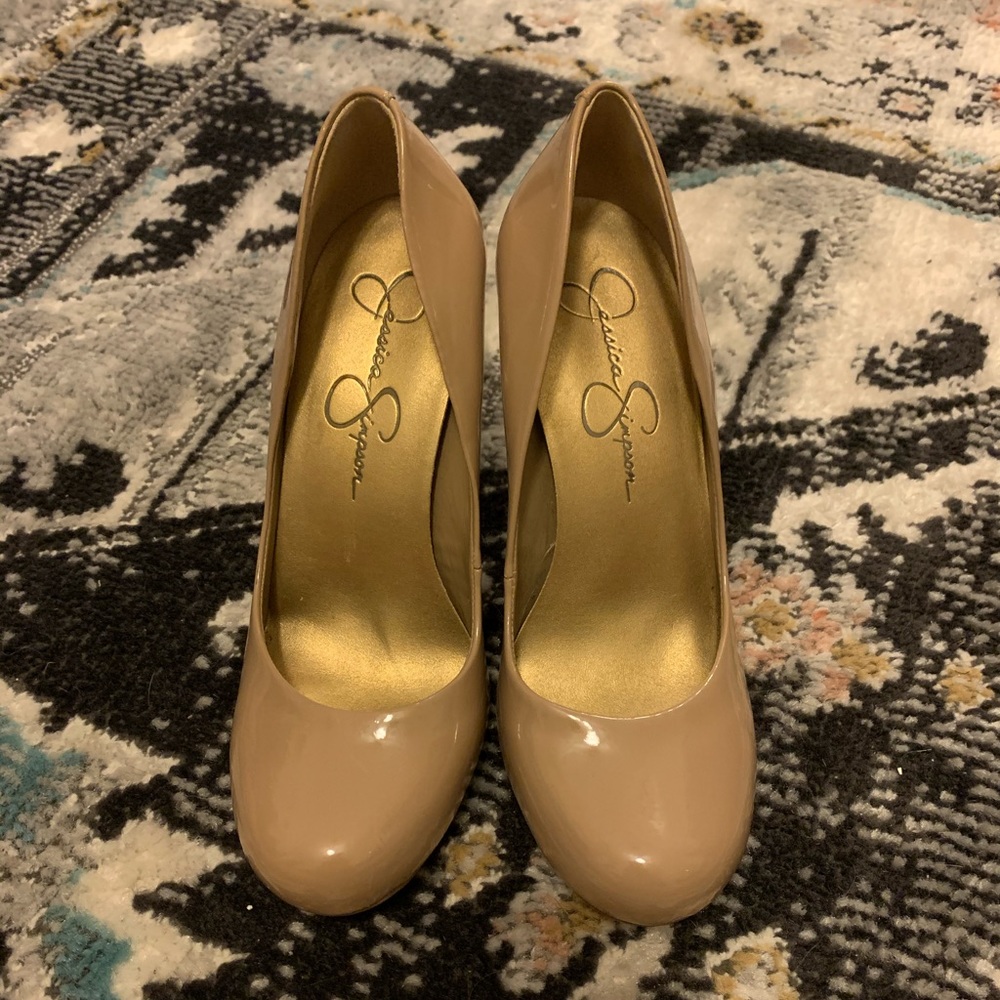 Nude Pumps